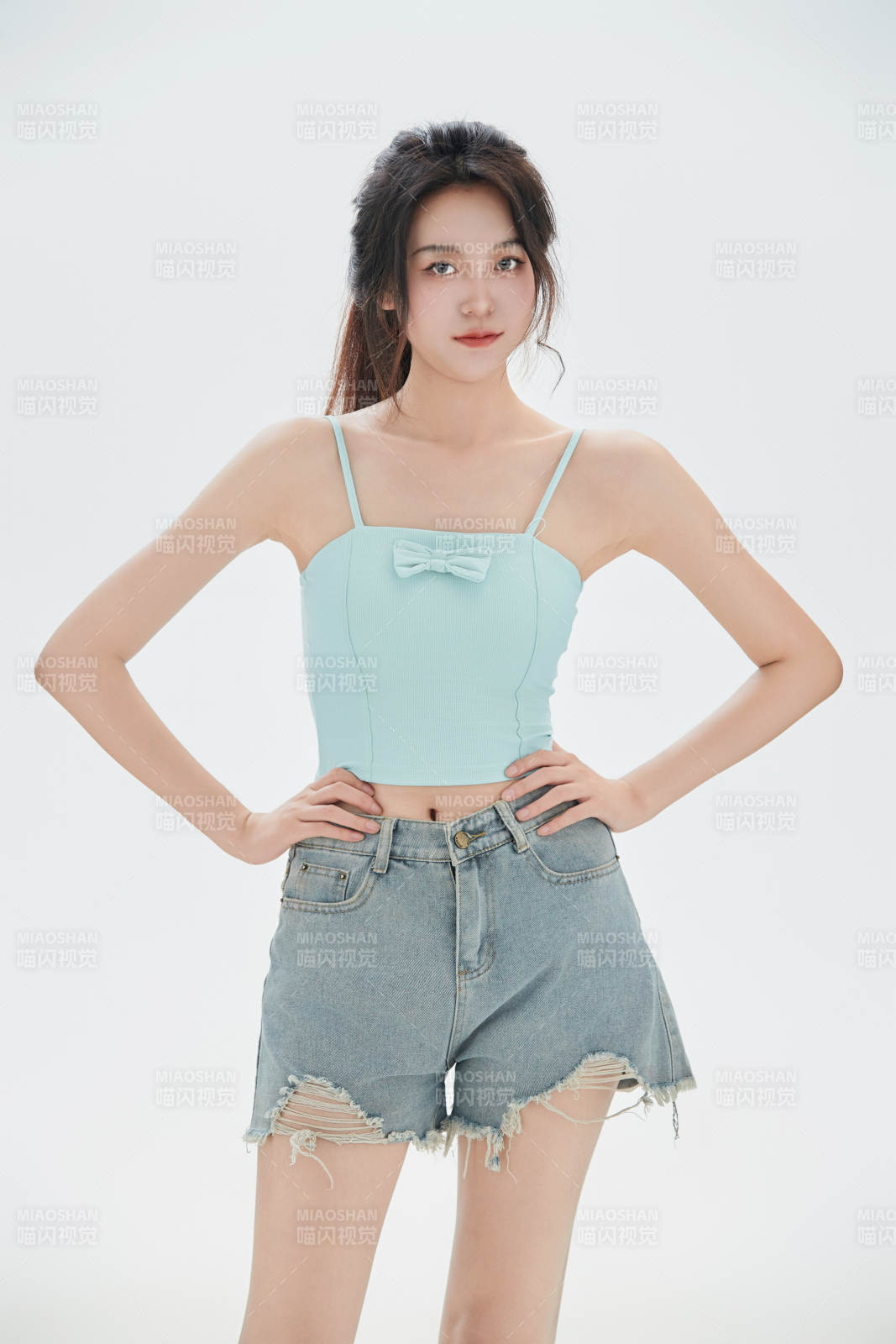 白色背景里的中國(guó)女性大學(xué)生