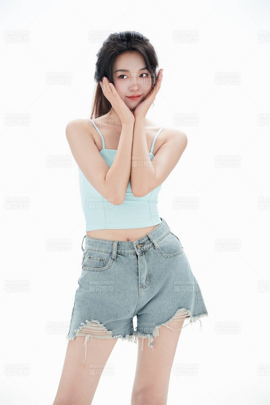 白色背景里的中國女性大學生