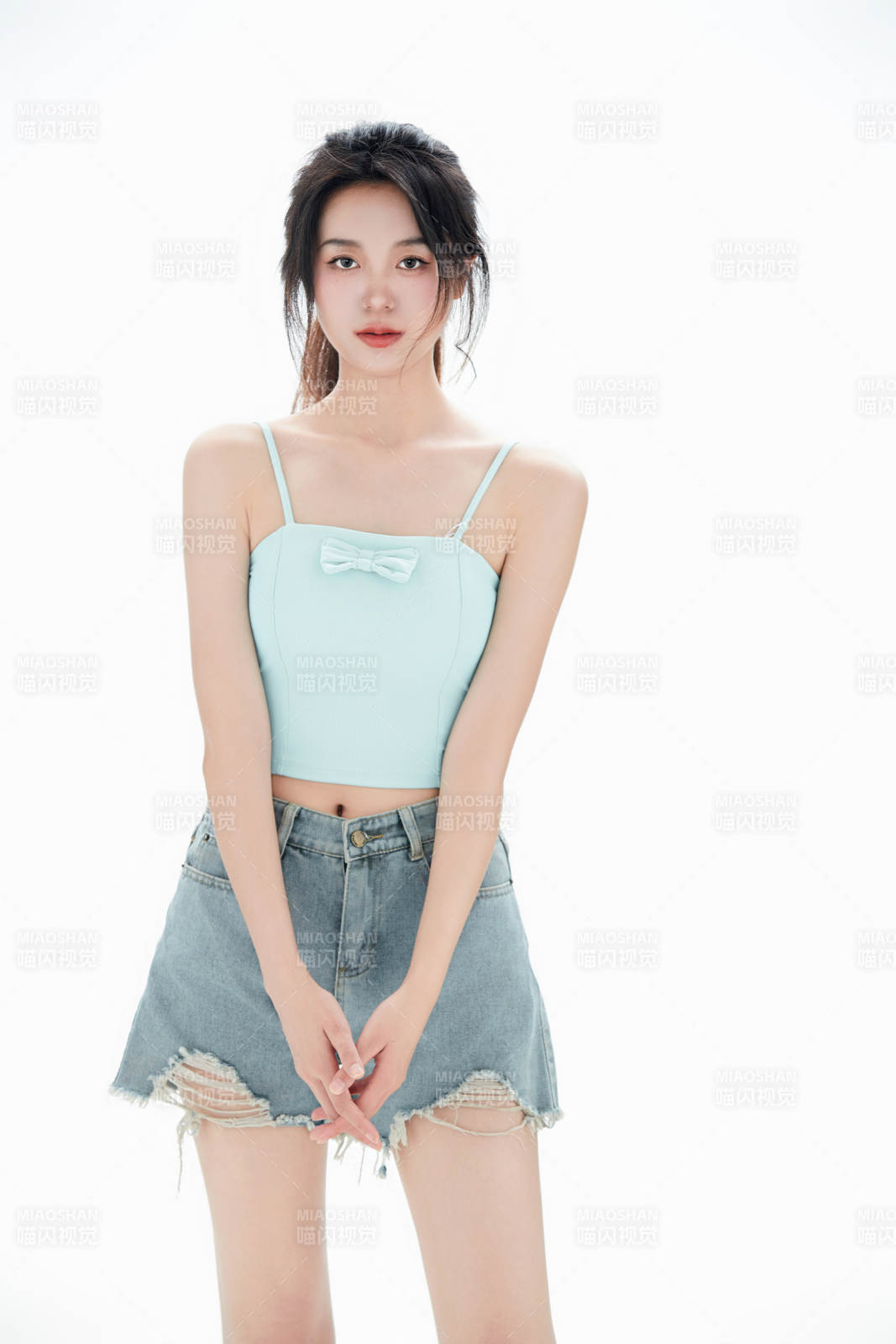 白色背景里的中國女性大學生