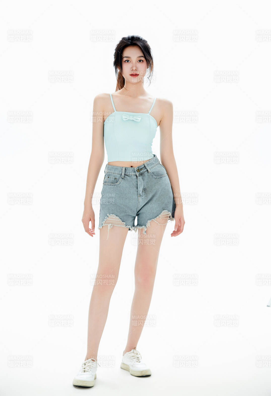 白色背景里的中国女性大学生