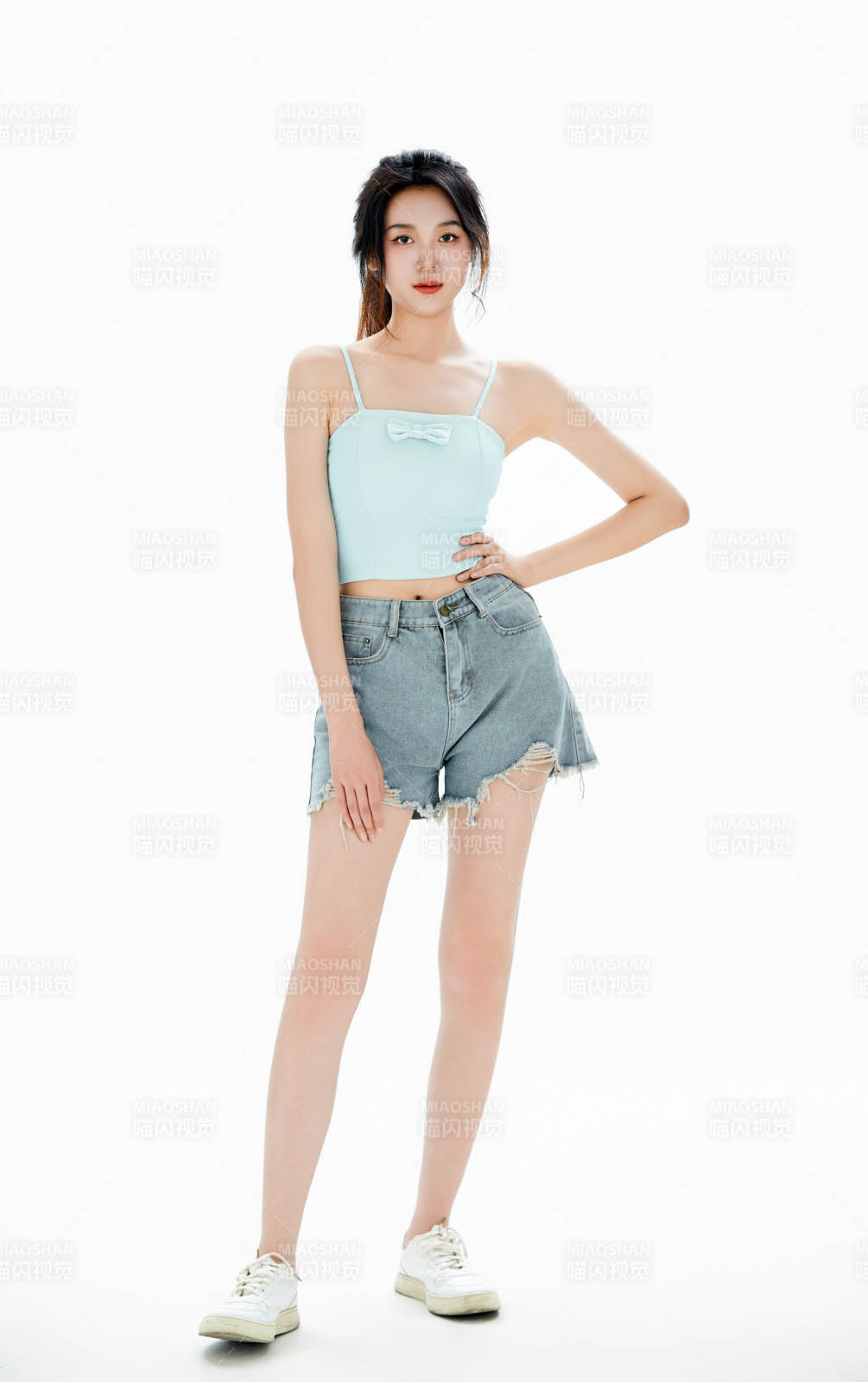 白色背景里的中国女性大学生