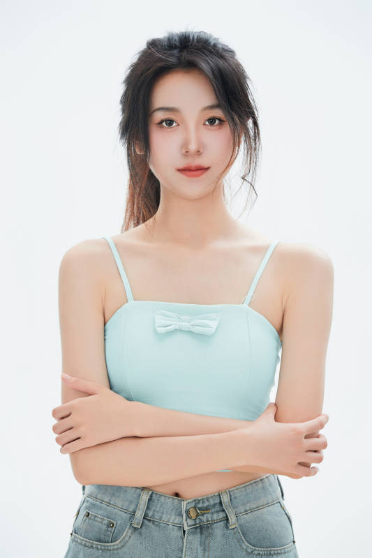 白色背景里的中国女性大学生