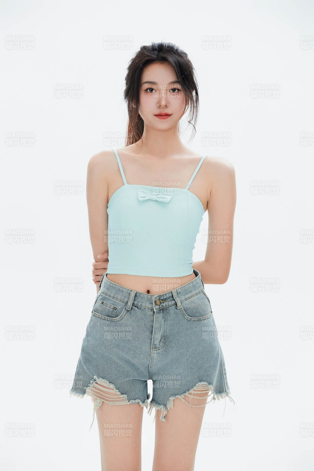 白色背景里的中国女性大学生