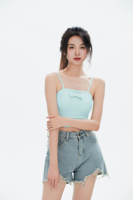 白色背景里的中国女性大学生