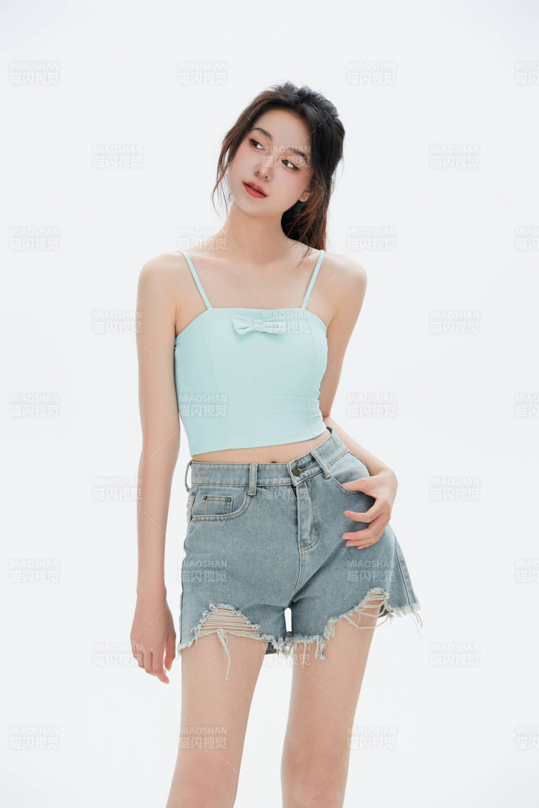 白色背景里的中國女性大學生