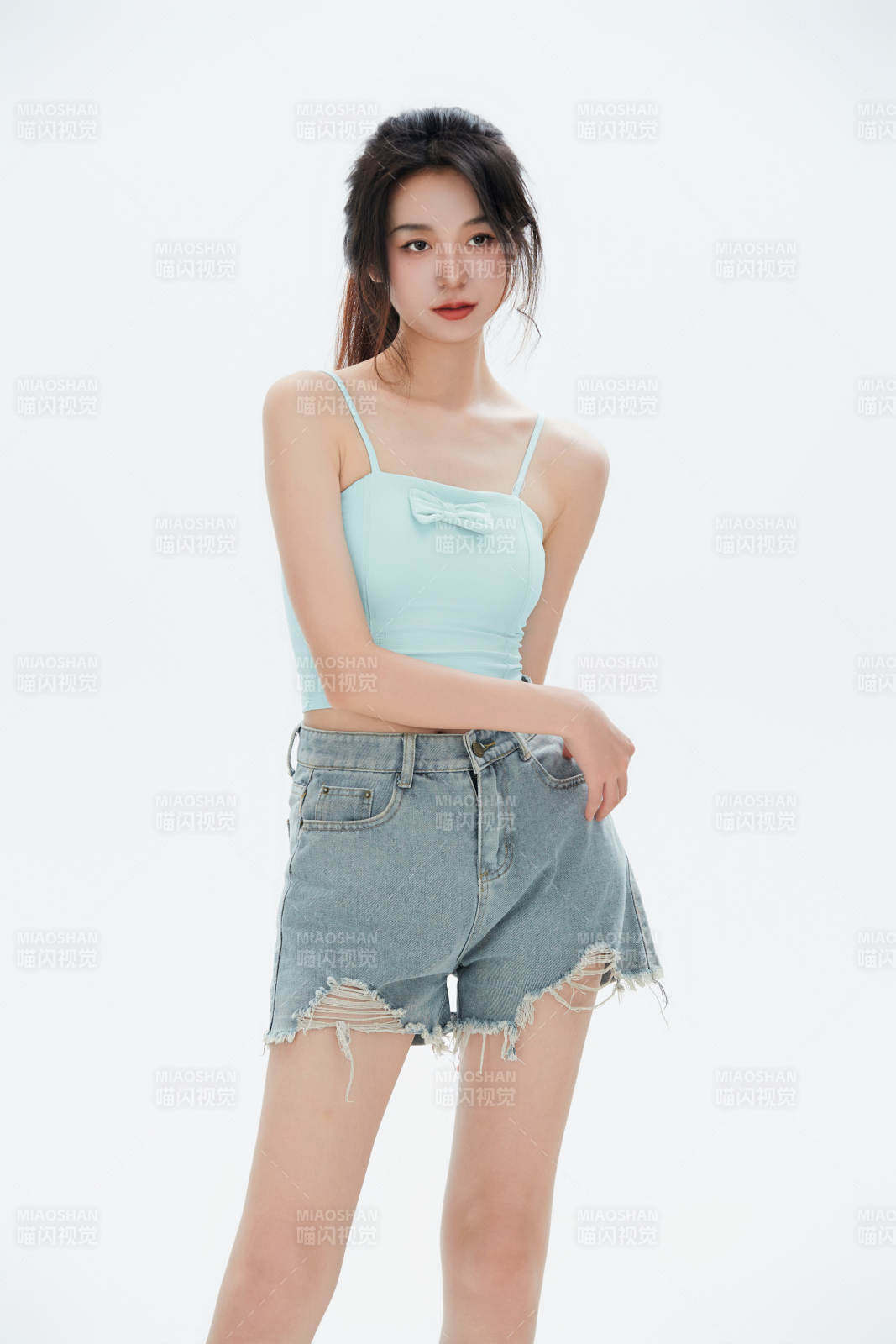 白色背景里的中国女性大学生