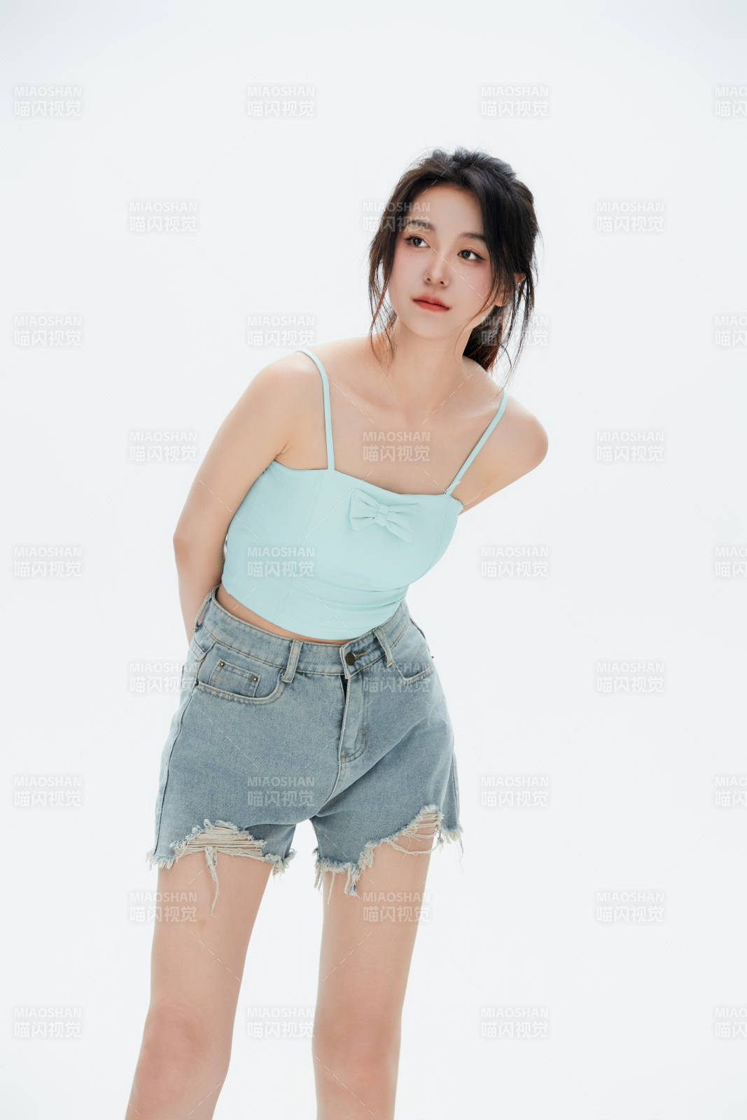 白色背景里的中國(guó)女性大學(xué)生