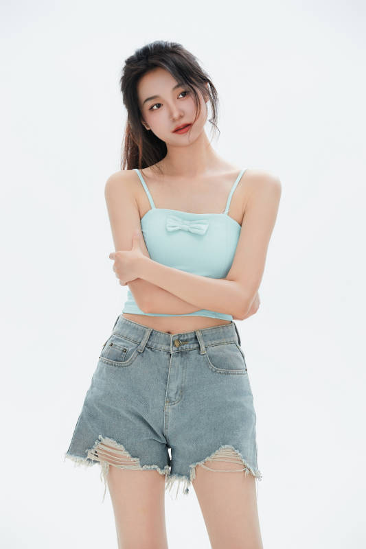 白色背景里的中国女性大学生