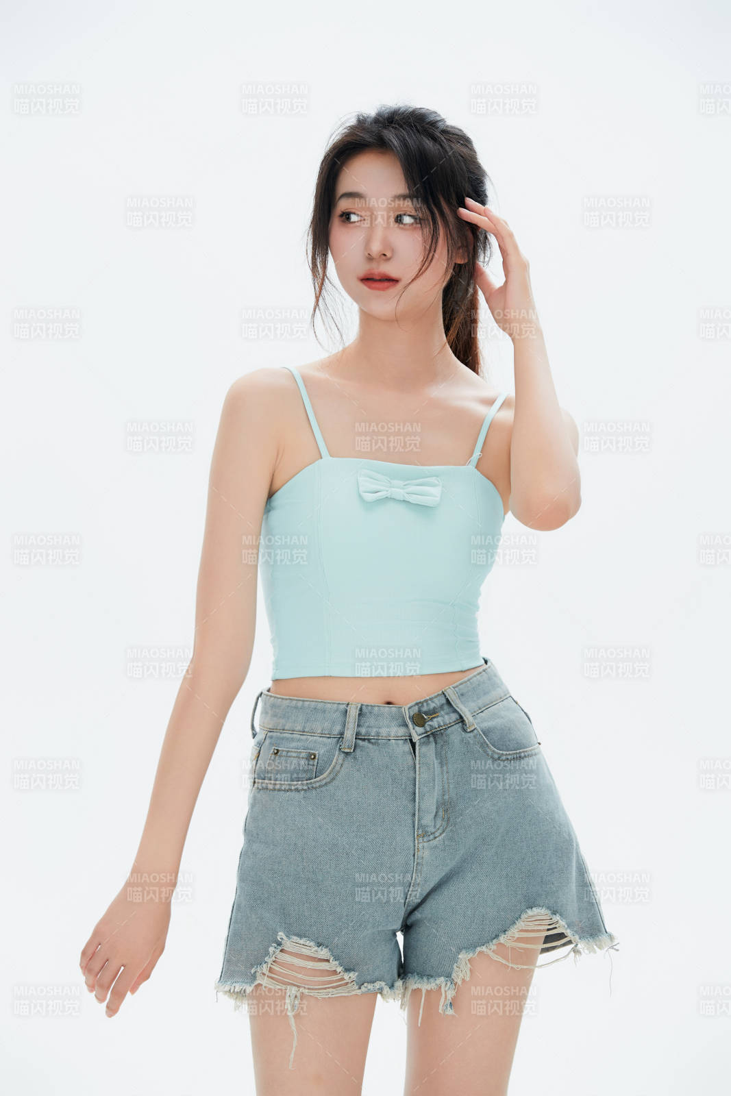 白色背景里的中国女性大学生