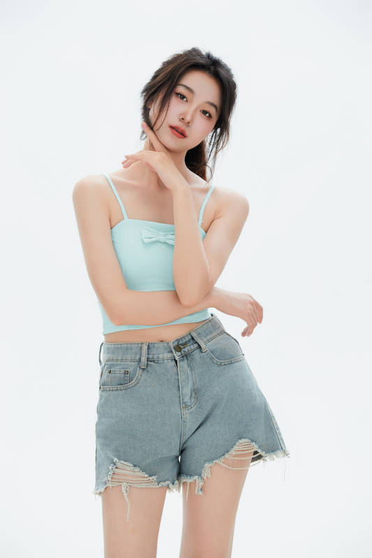 白色背景里的中国女性大学生