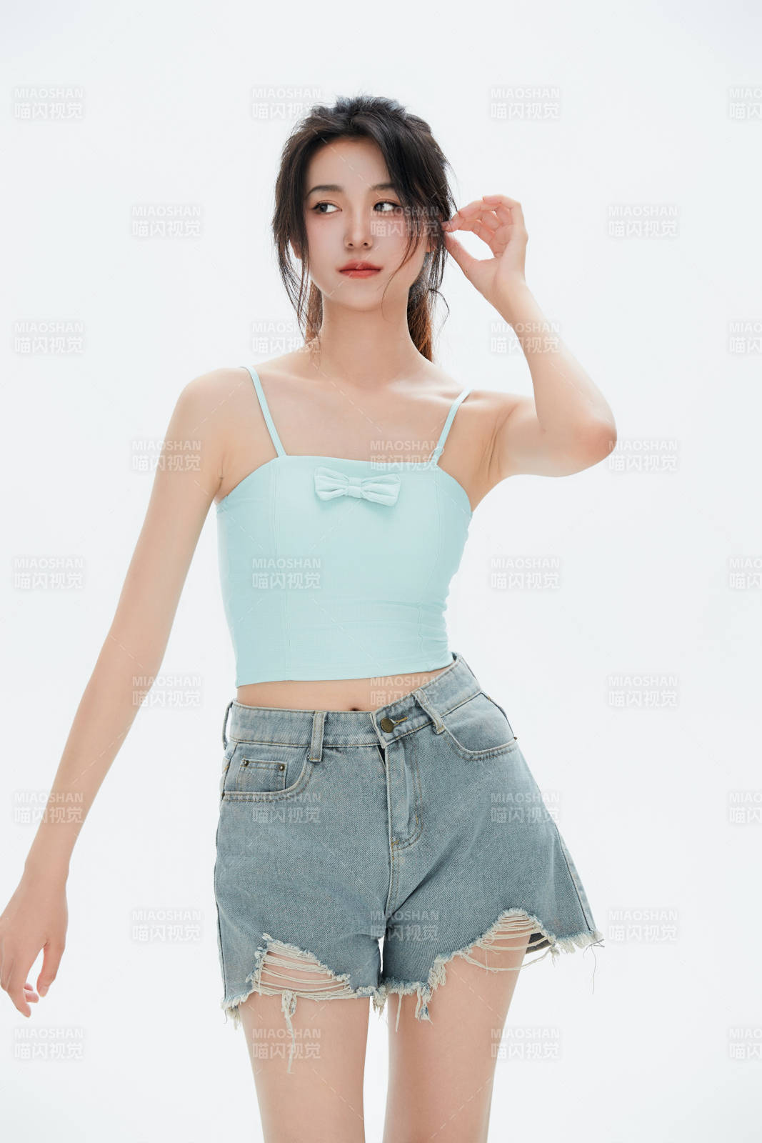 白色背景里的中国女性大学生