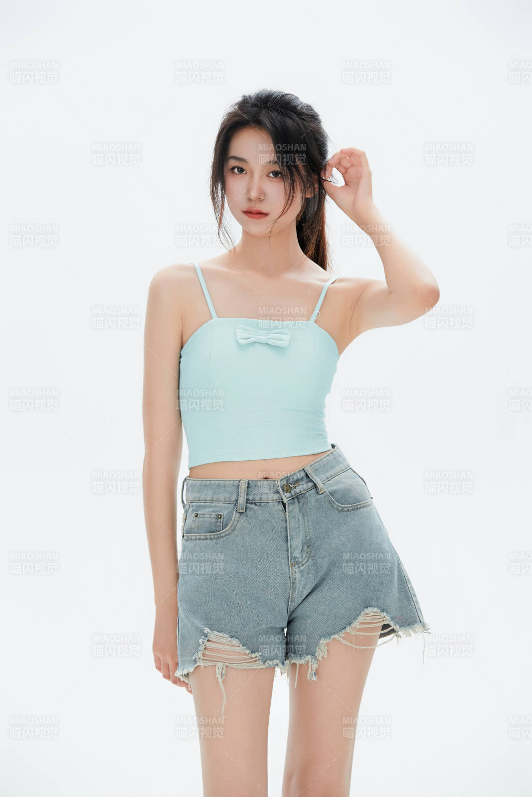 白色背景里的中国女性大学生