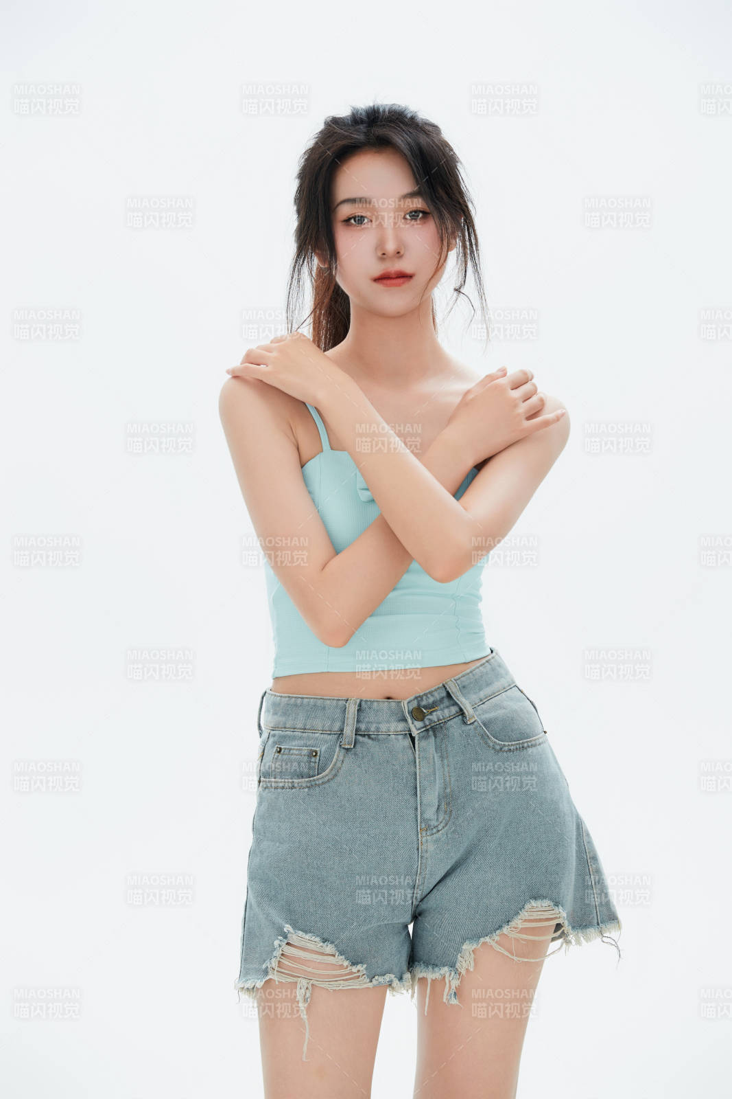 白色背景里的中国女性大学生