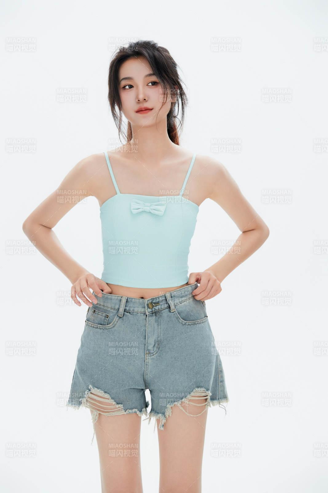 白色背景里的中国女性大学生