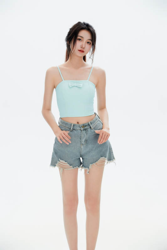 白色背景里的中国女性大学生