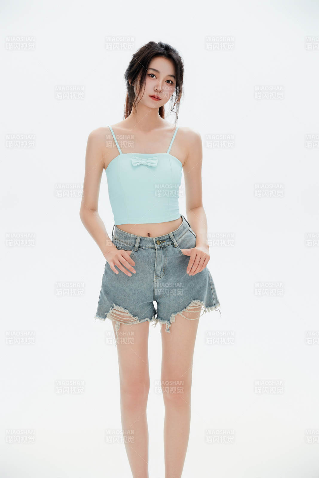 白色背景里的中国女性大学生