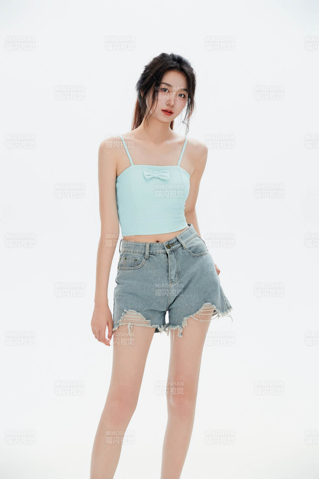 白色背景里的中國女性大學生