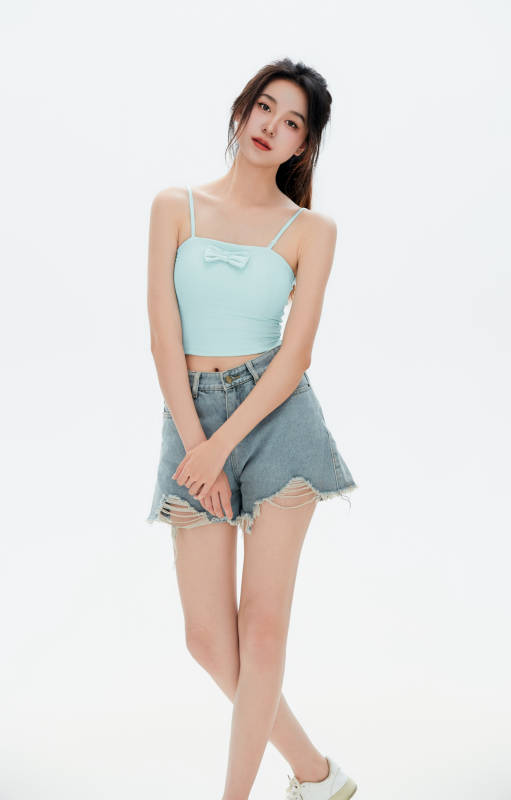 白色背景里的中国女性大学生