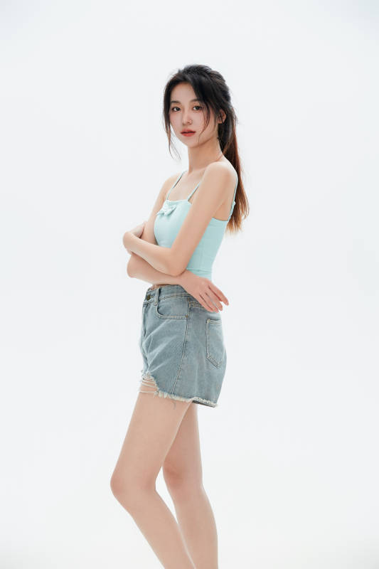 白色背景里的中国女性大学生