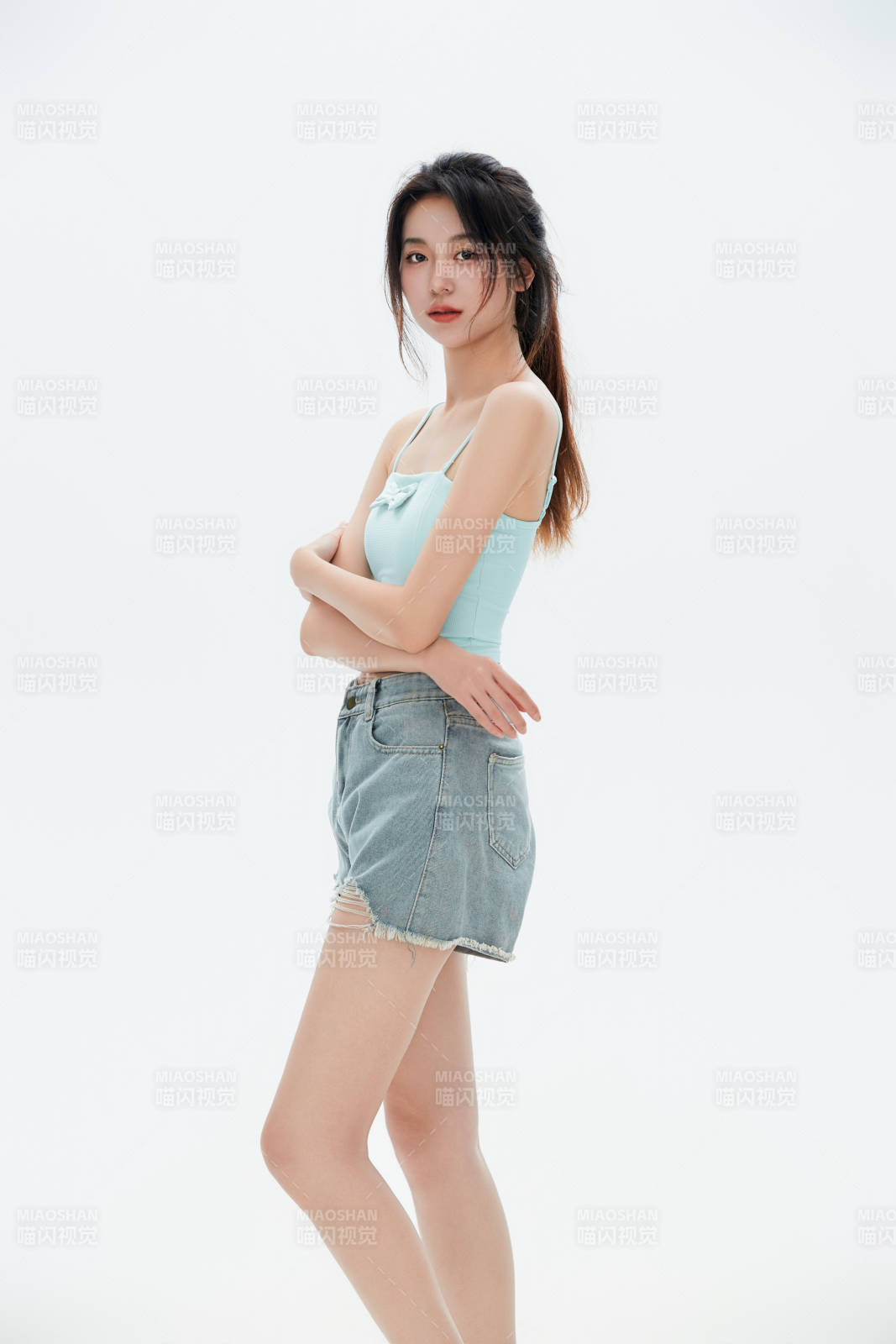 白色背景里的中国女性大学生