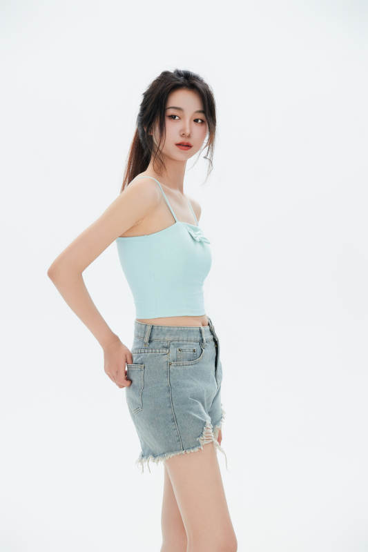 白色背景里的中国女性大学生