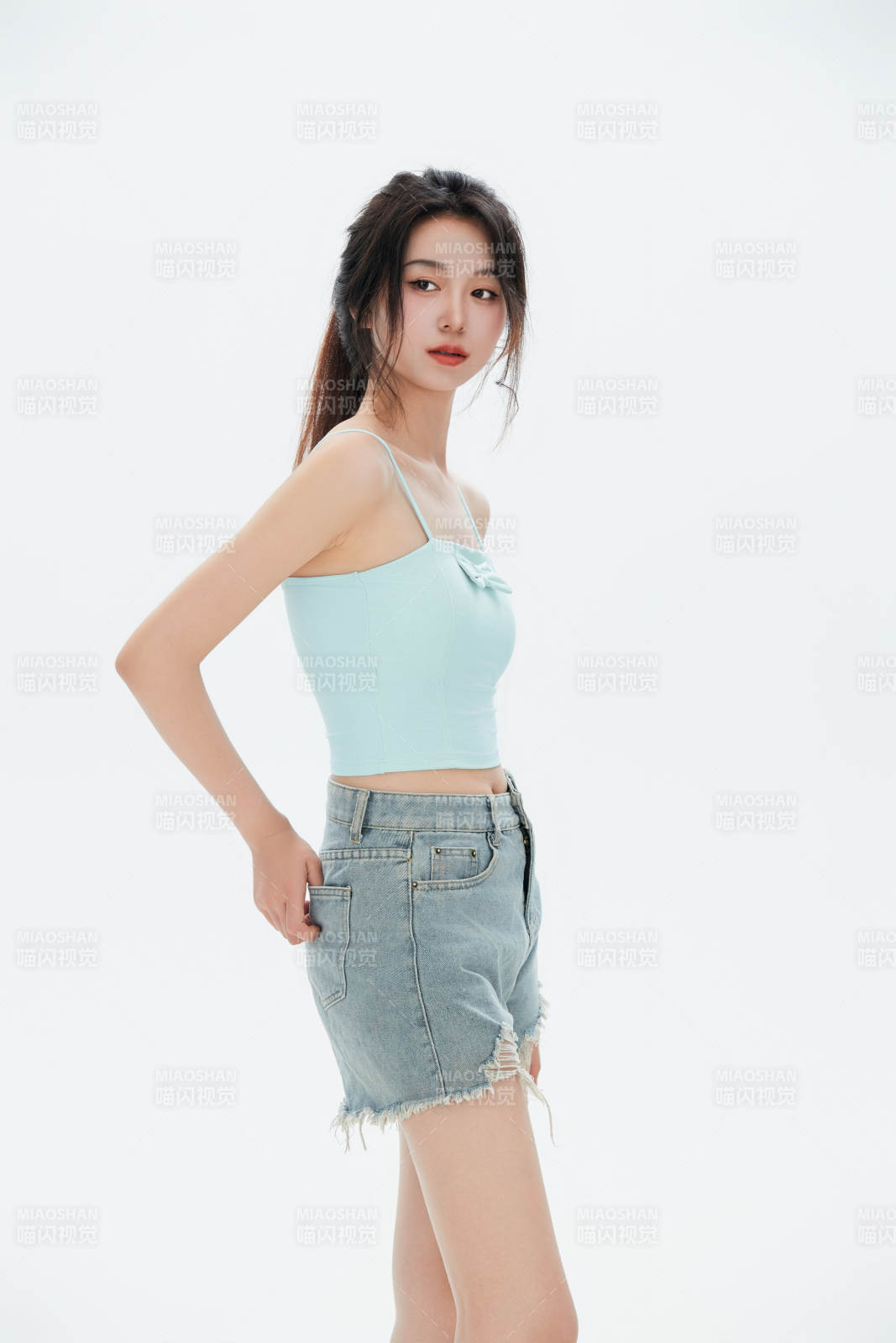 白色背景里的中国女性大学生