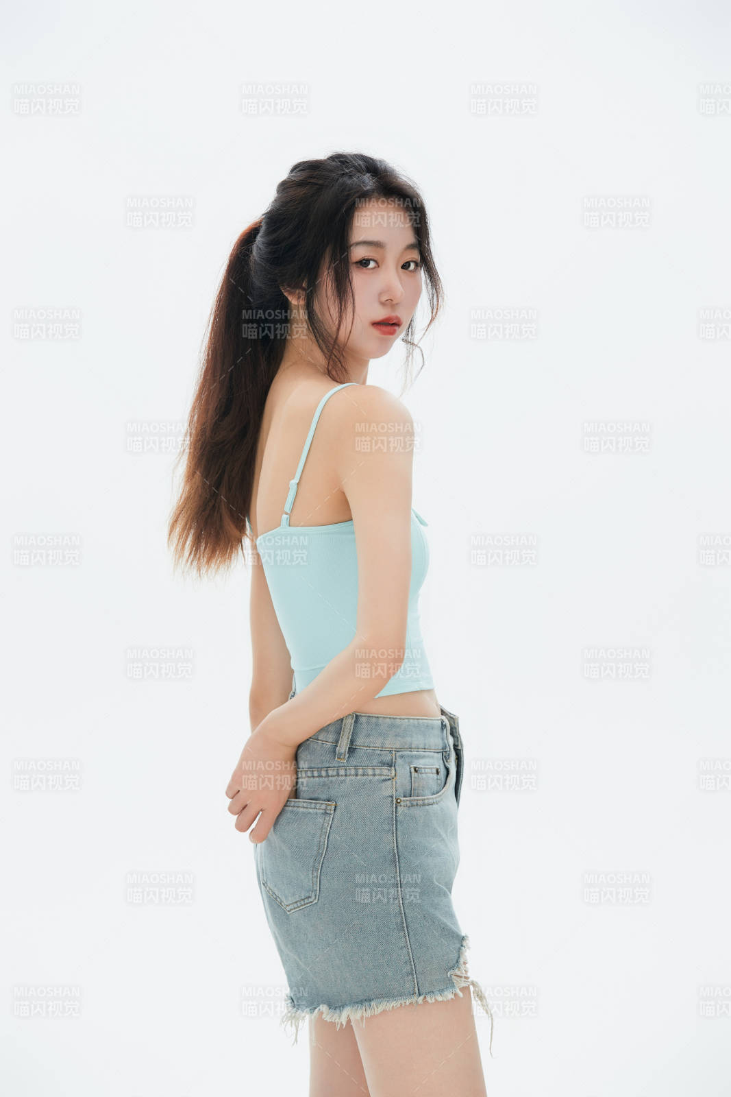 白色背景里的中国女性大学生