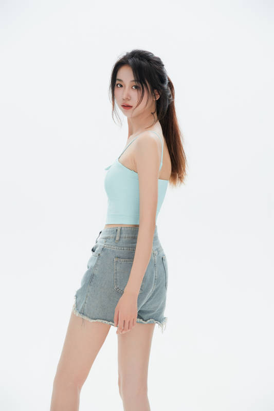 白色背景里的中国女性大学生