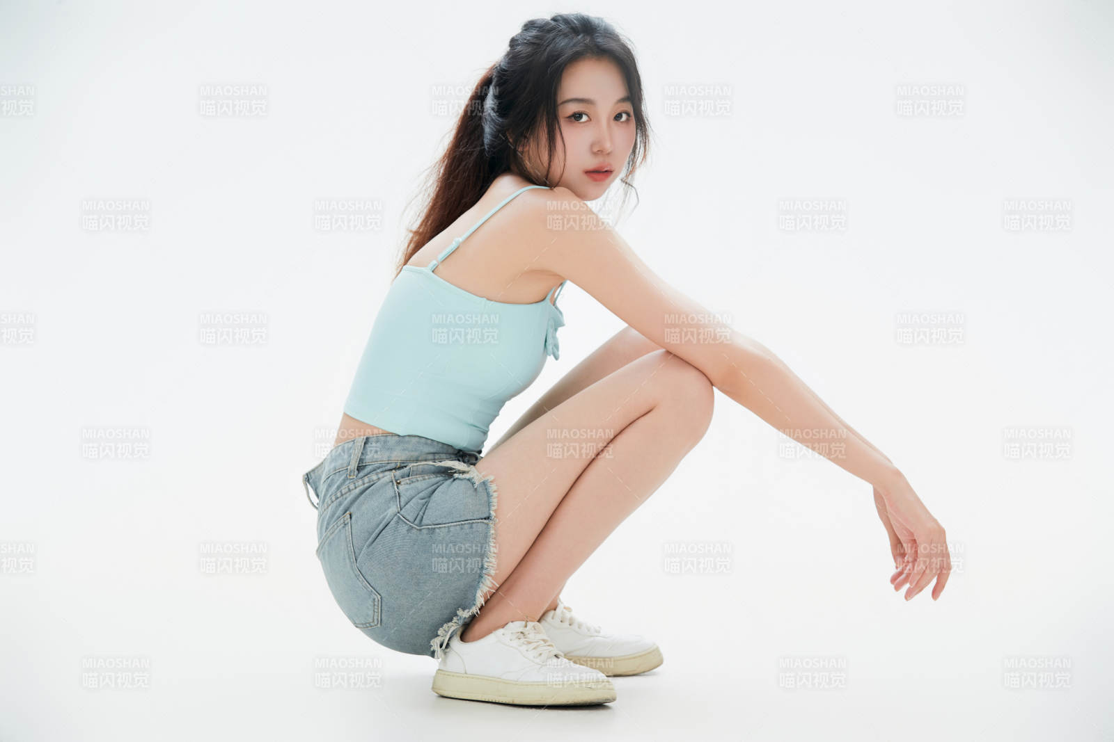 白色背景里的中国女性大学生