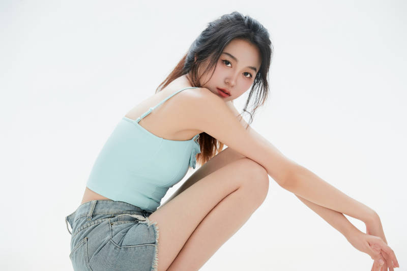 白色背景里的中国女性大学生