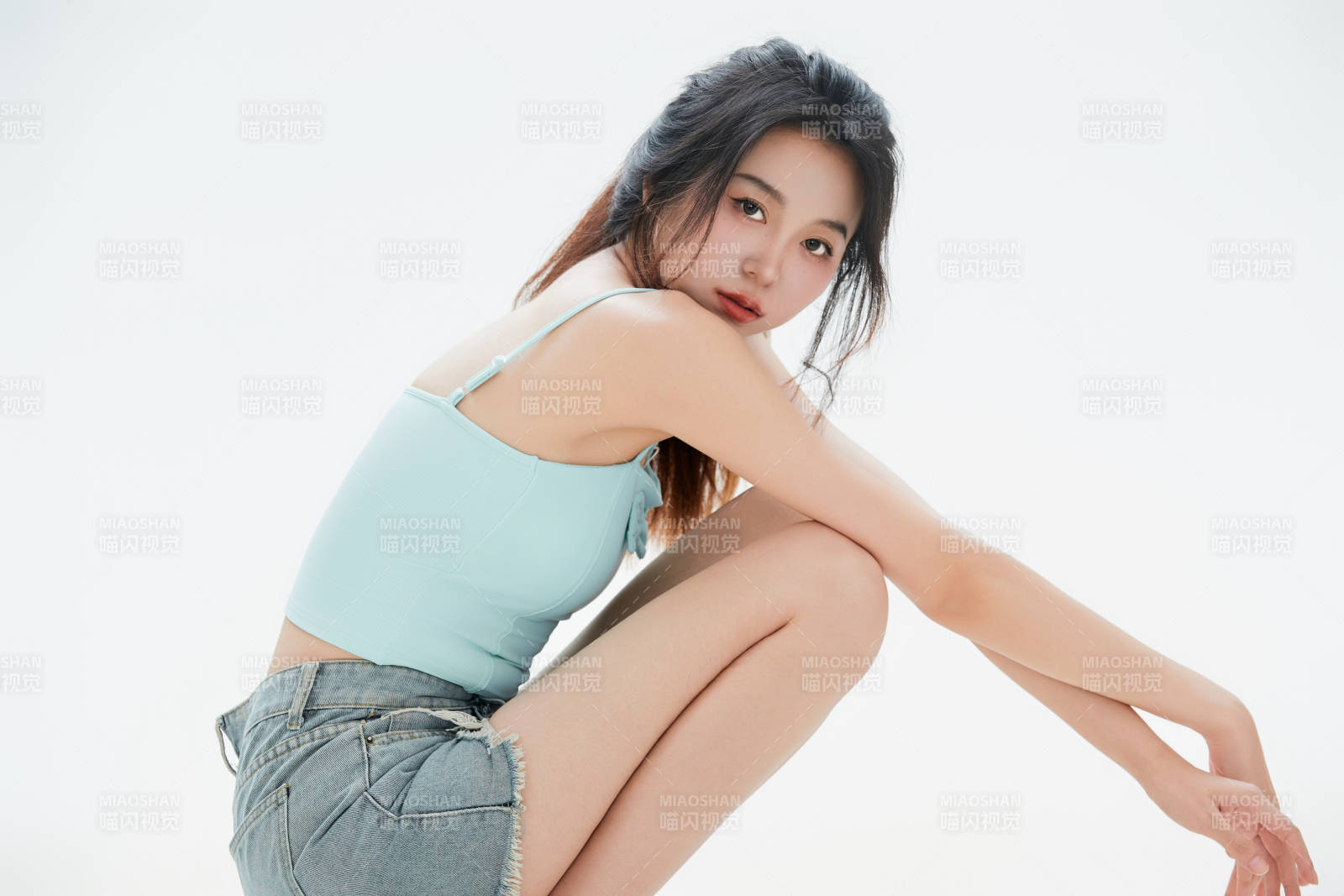 白色背景里的中国女性大学生