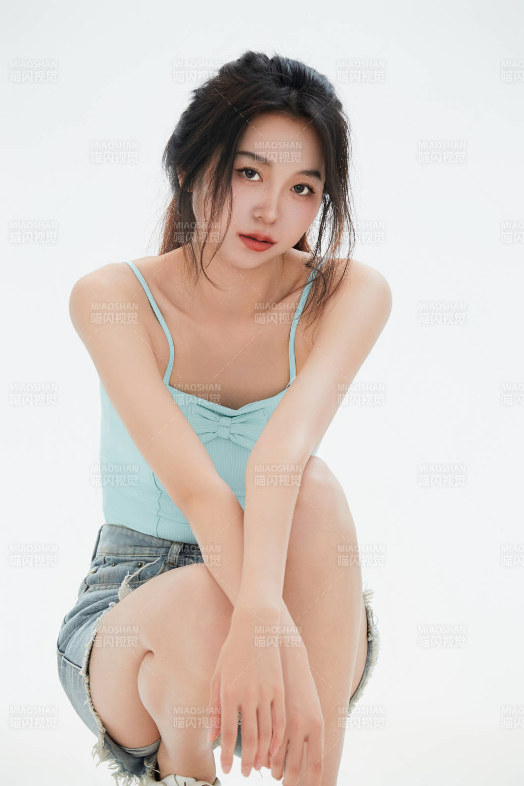 白色背景里的中国女性大学生