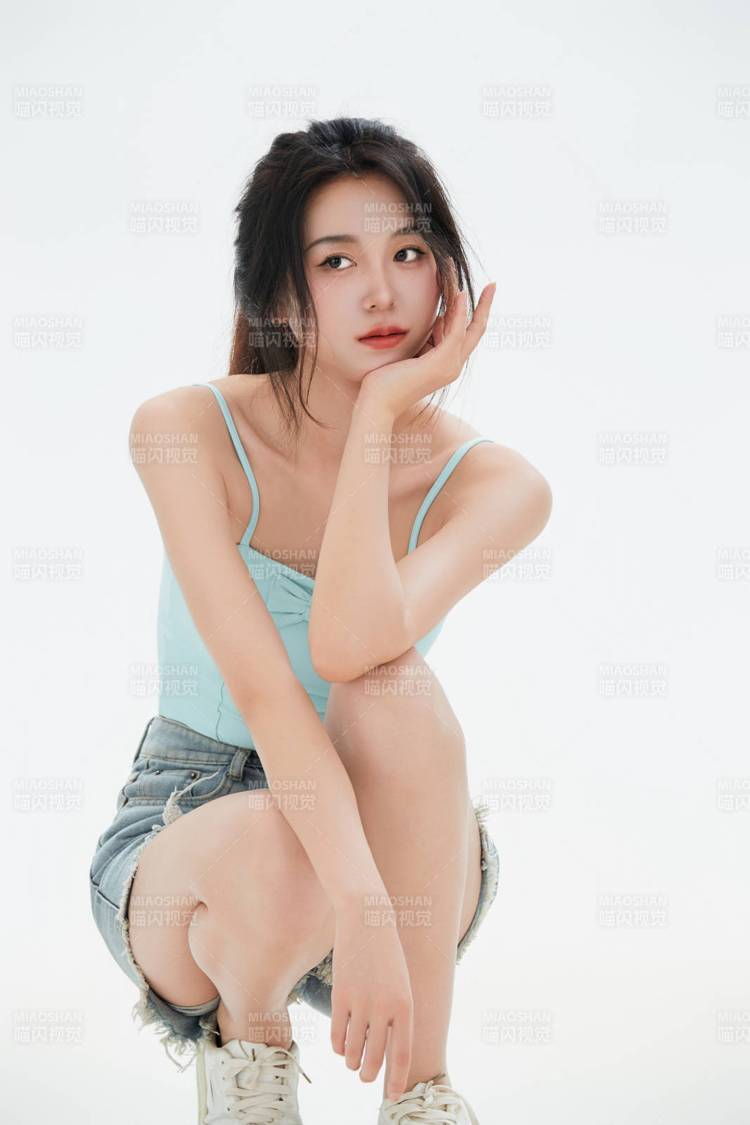 白色背景里的中国女性大学生