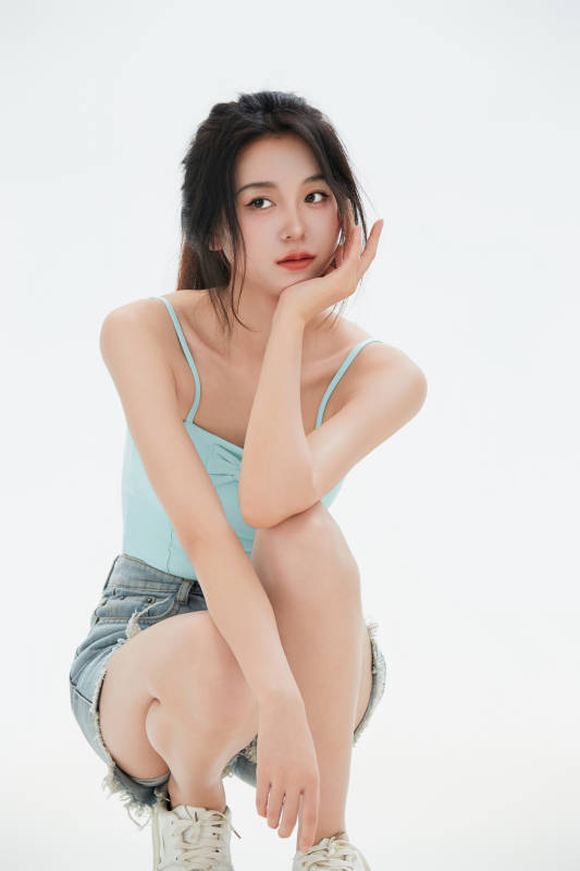 白色背景里的中国女性大学生