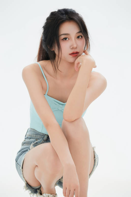 白色背景里的中国女性大学生