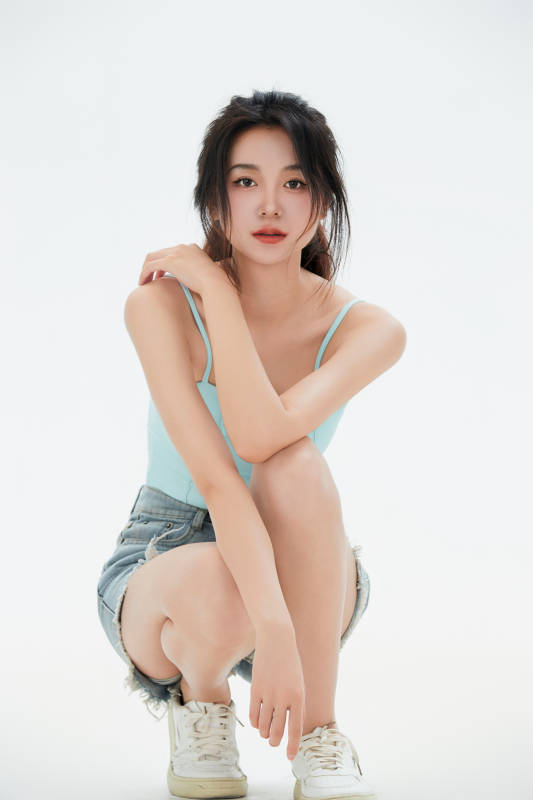 白色背景里的中国女性大学生