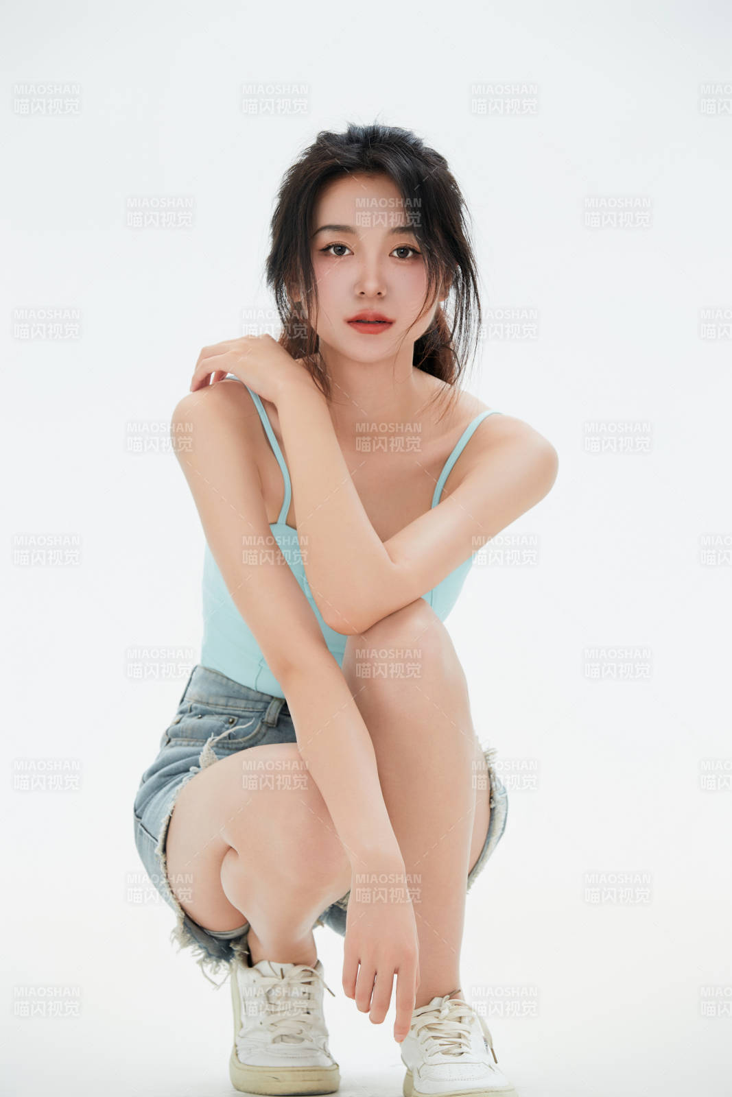 白色背景里的中国女性大学生