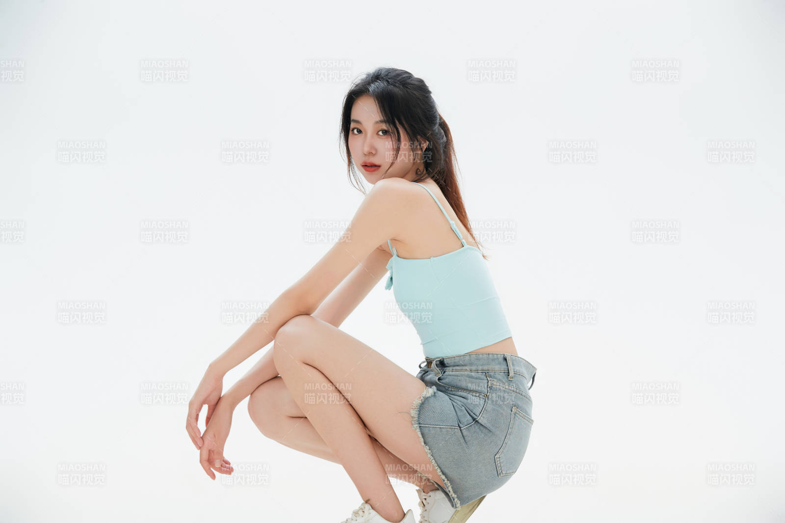 白色背景里的中国女性大学生