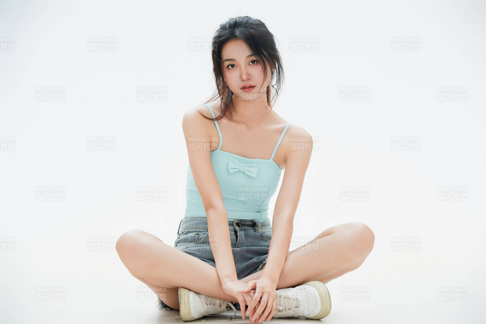 白色背景里的中国女性大学生