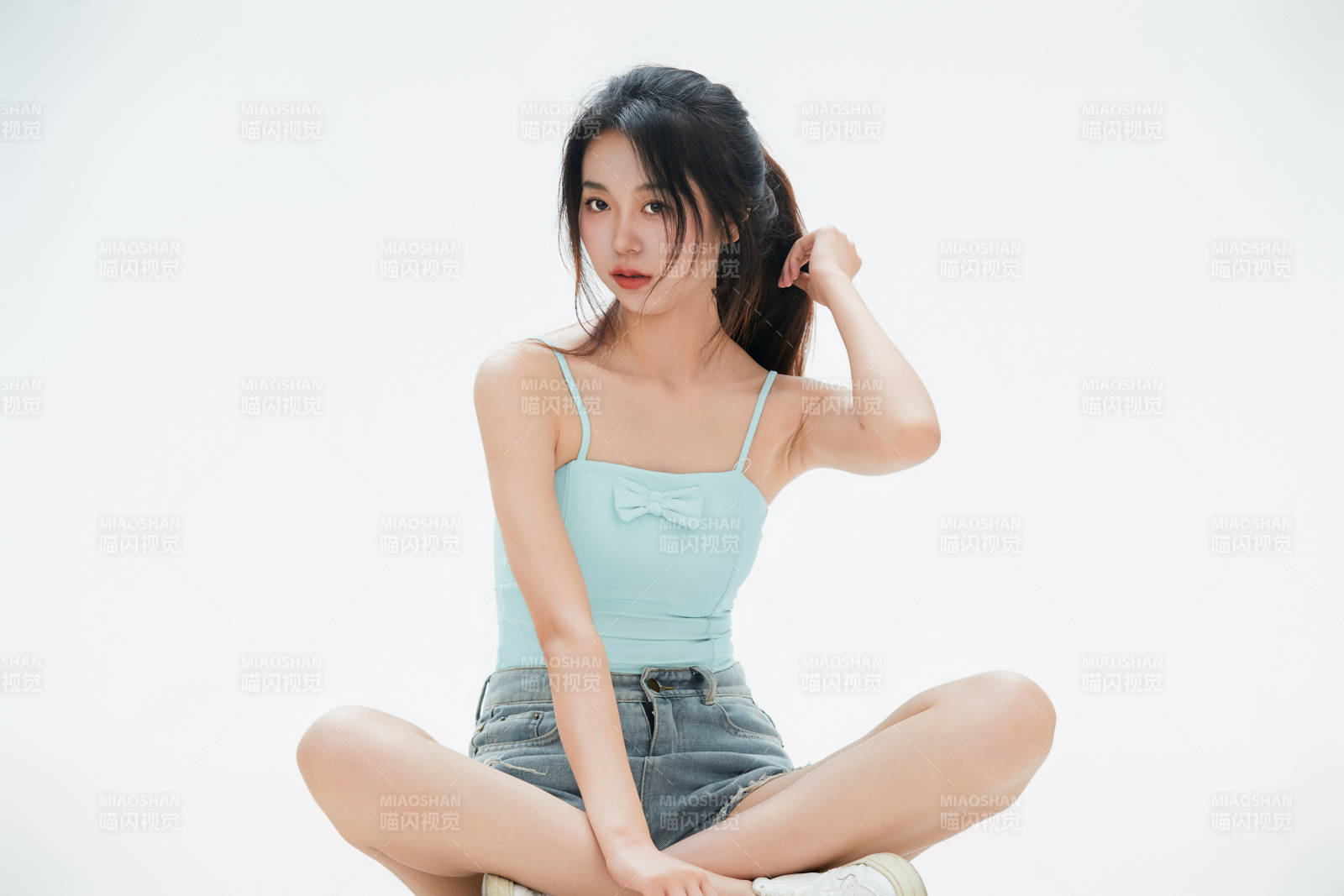 白色背景里的中国女性大学生