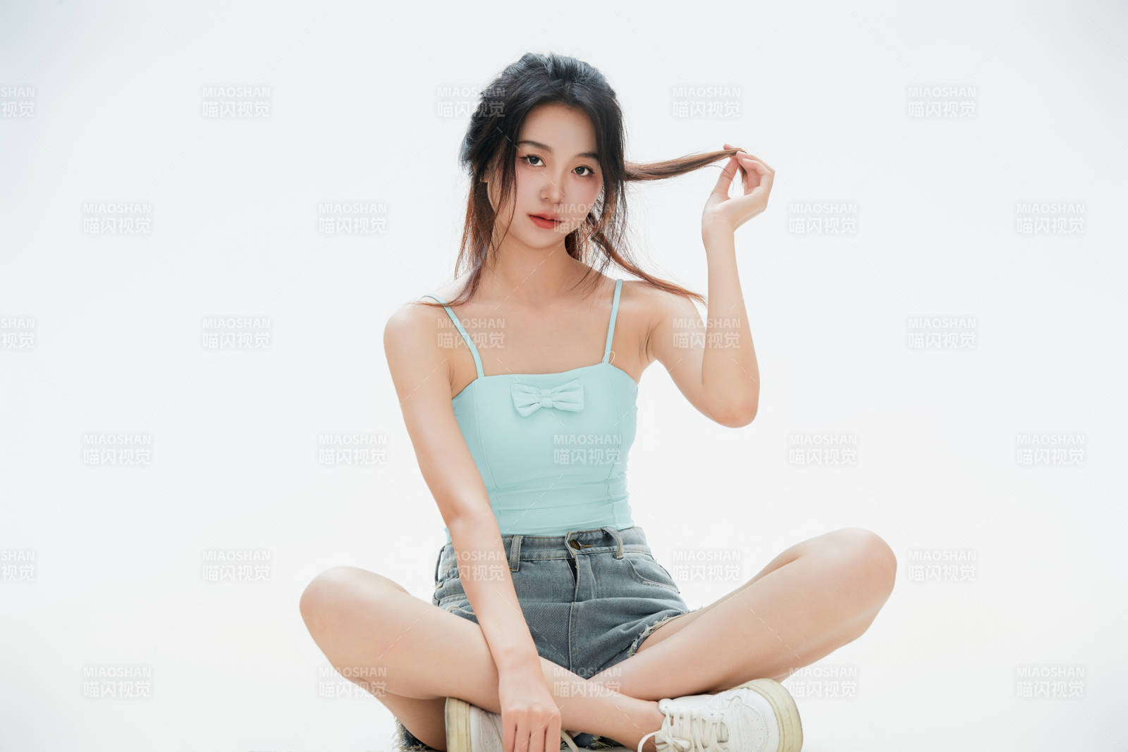 白色背景里的中国女性大学生