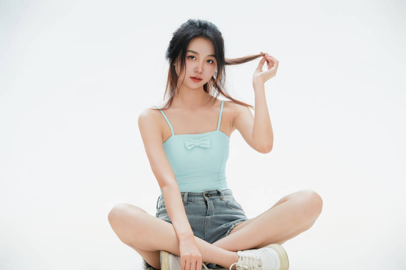 白色背景里的中国女性大学生