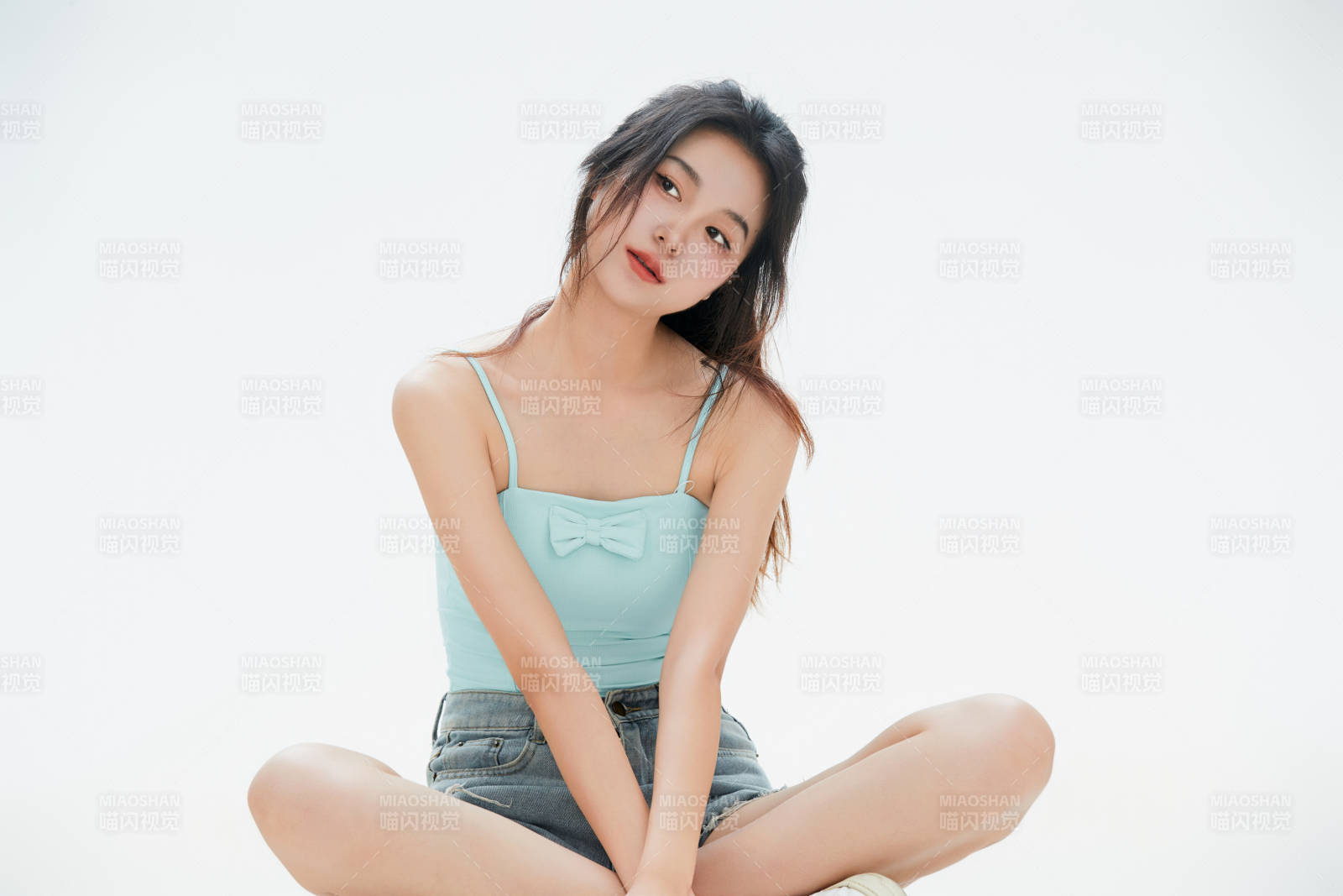 白色背景里的中国女性大学生