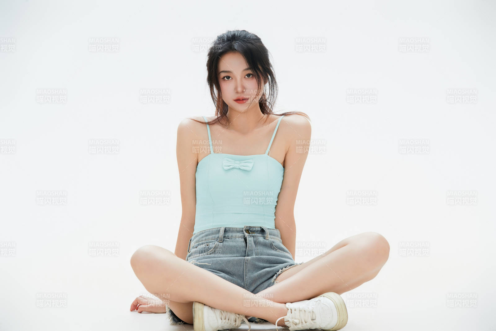 白色背景里的中国女性大学生