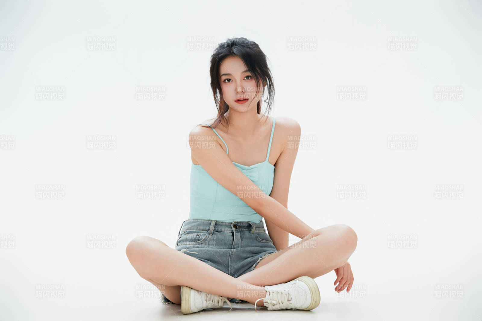 白色背景里的中国女性大学生