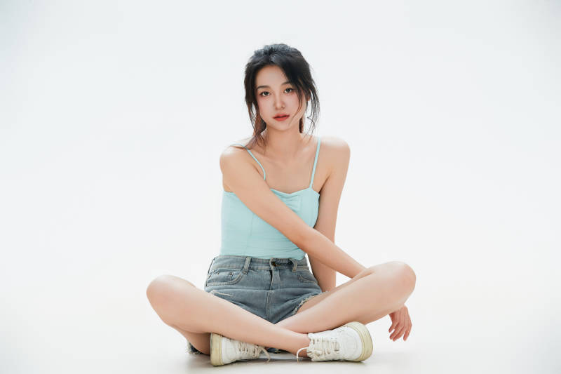 白色背景里的中国女性大学生