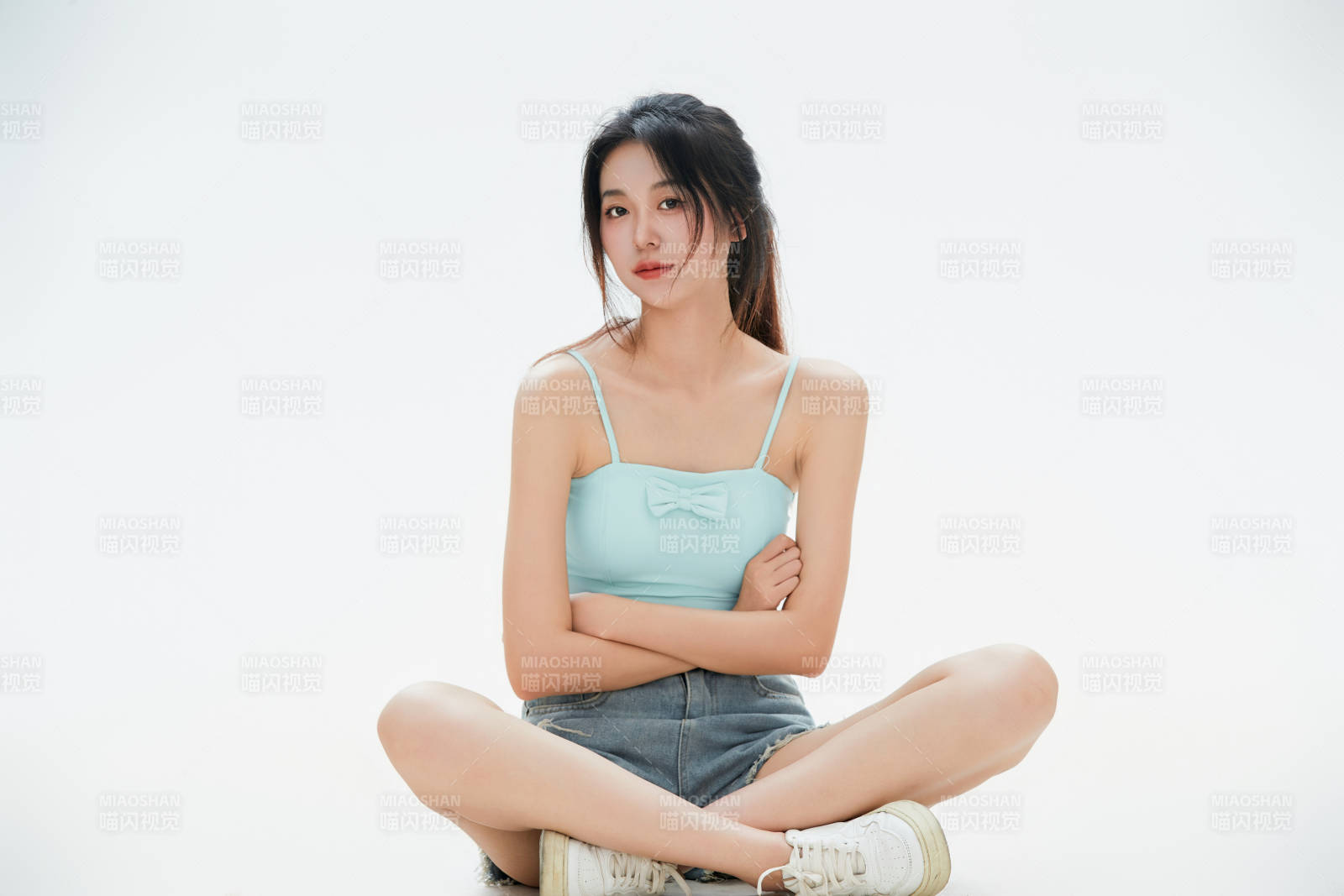 白色背景里的中国女性大学生