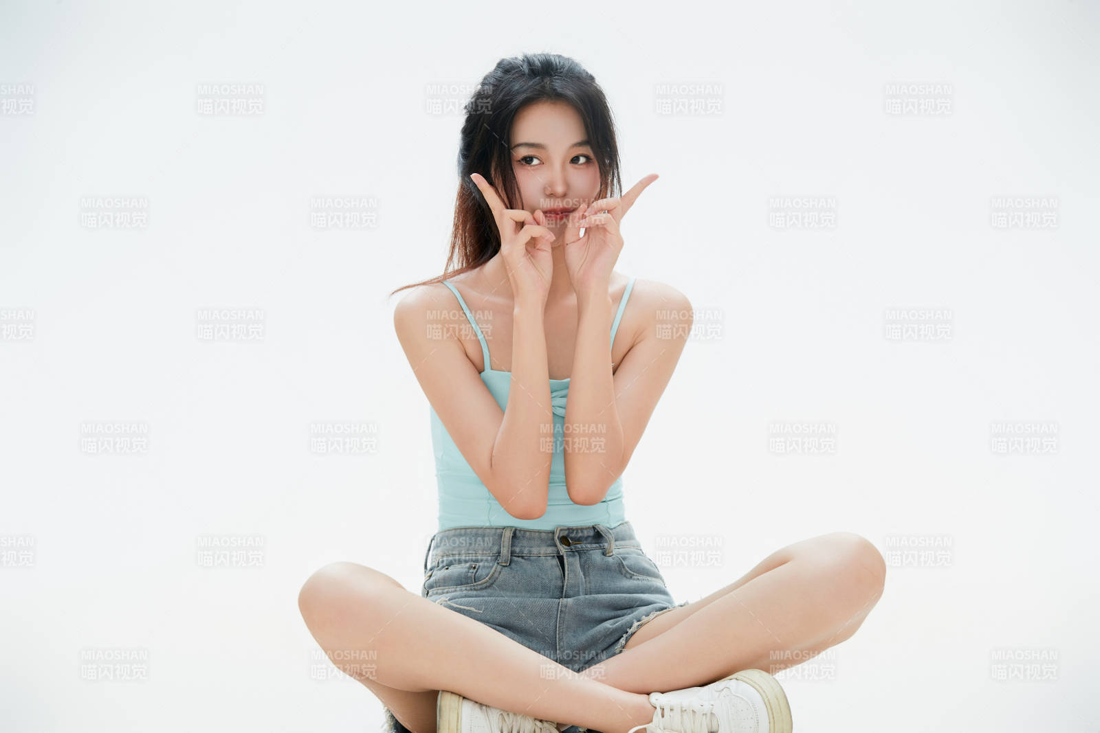 白色背景里的中国女性大学生