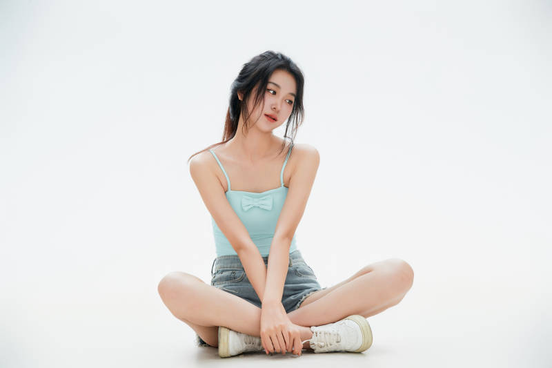 白色背景里的中国女性大学生