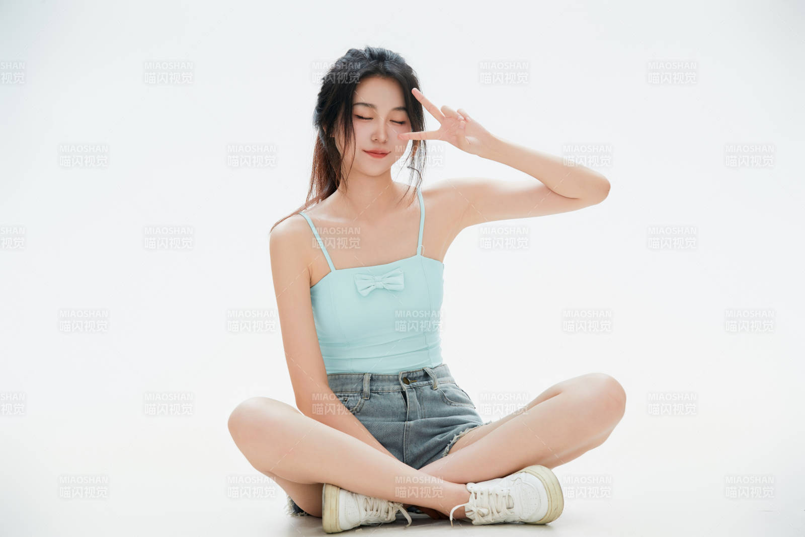 白色背景里的中国女性大学生